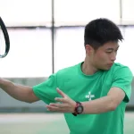 テニスのフォアハンドストロークを打とうとしている男性コーチ