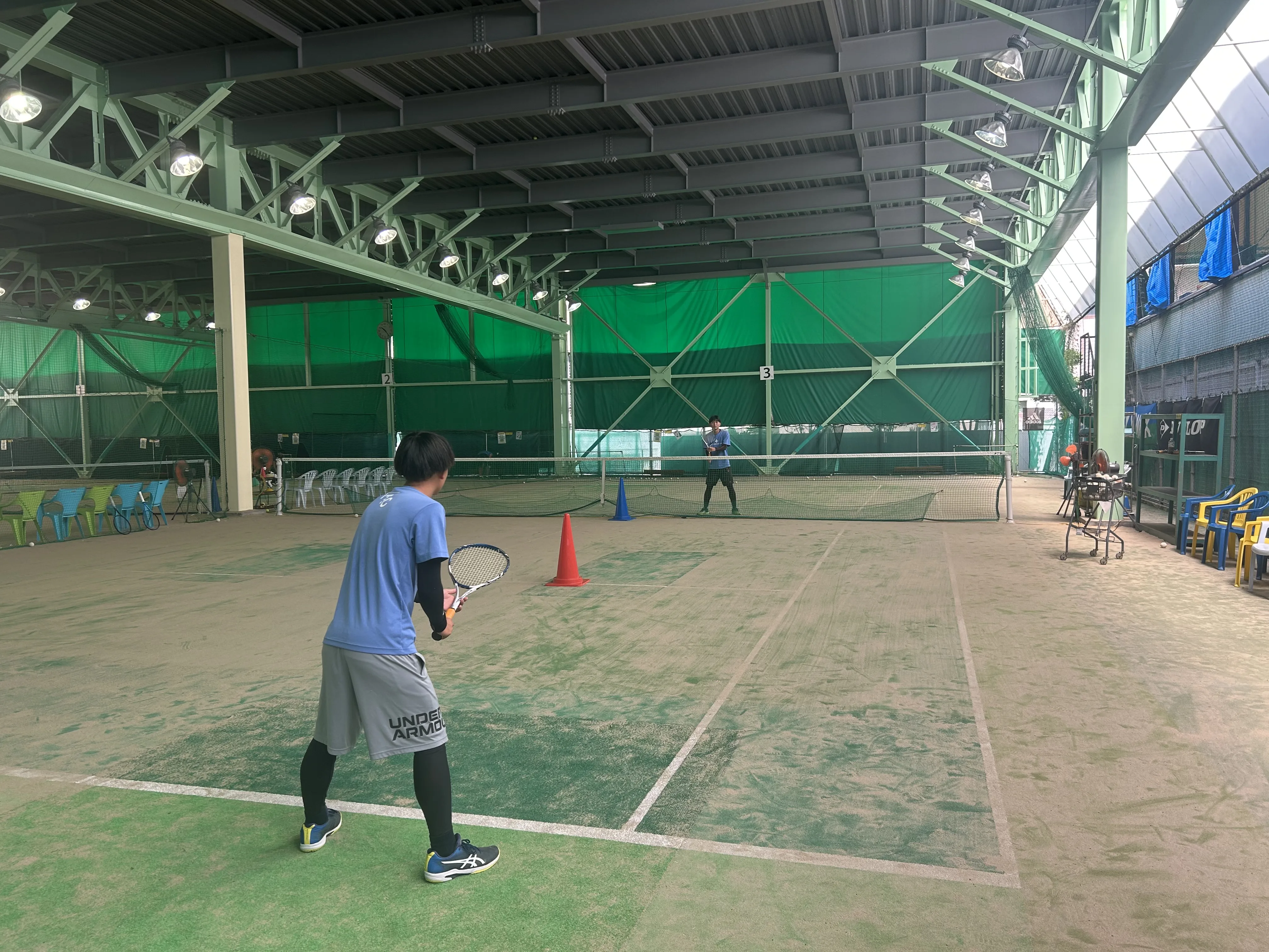 ソフトテニスのレシーブ練習をしているところ