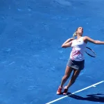 テニスのサーブをしている女性選手