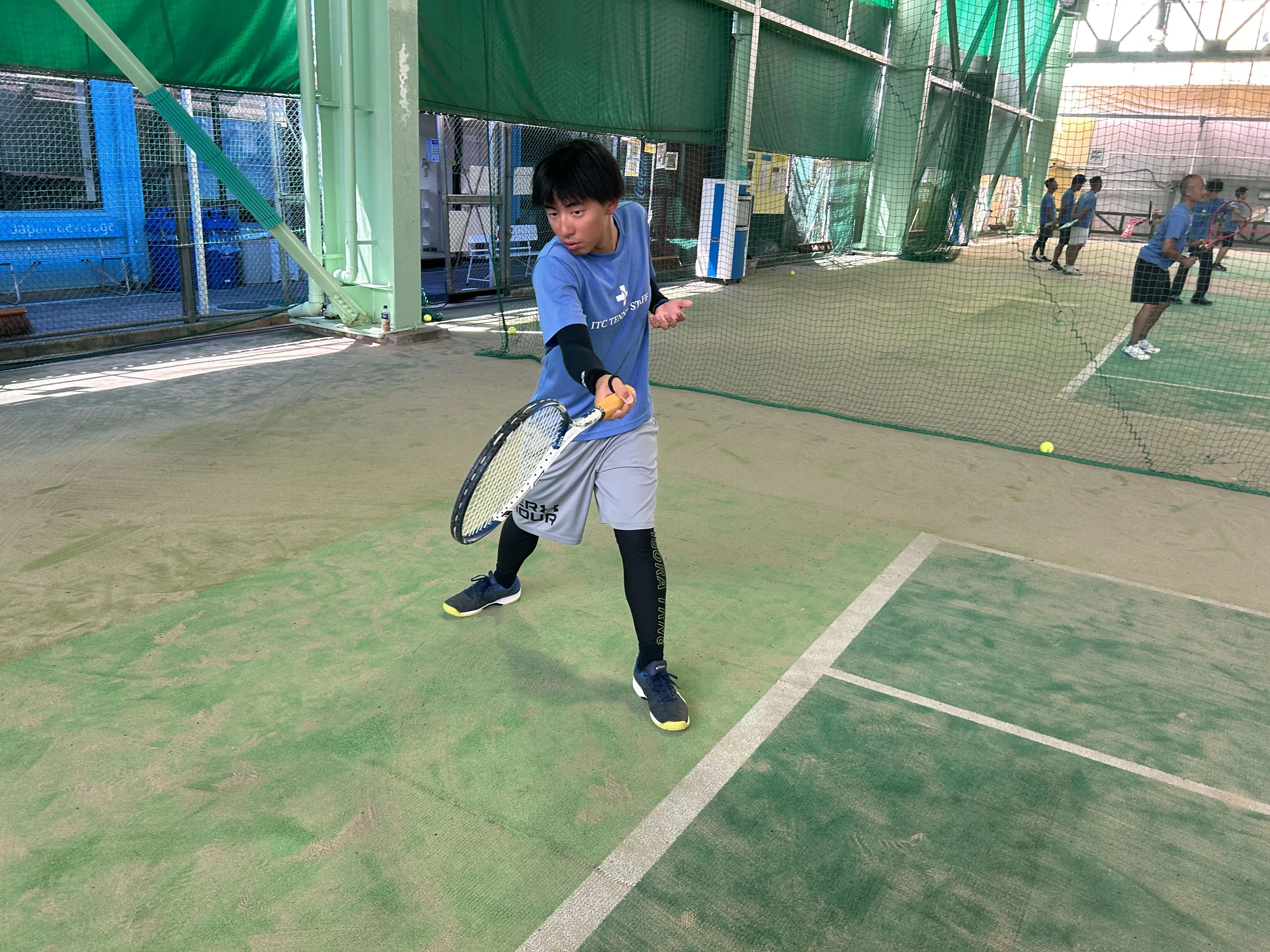 ソフトテニスのトップ打ちで打点のイメージをしている男性