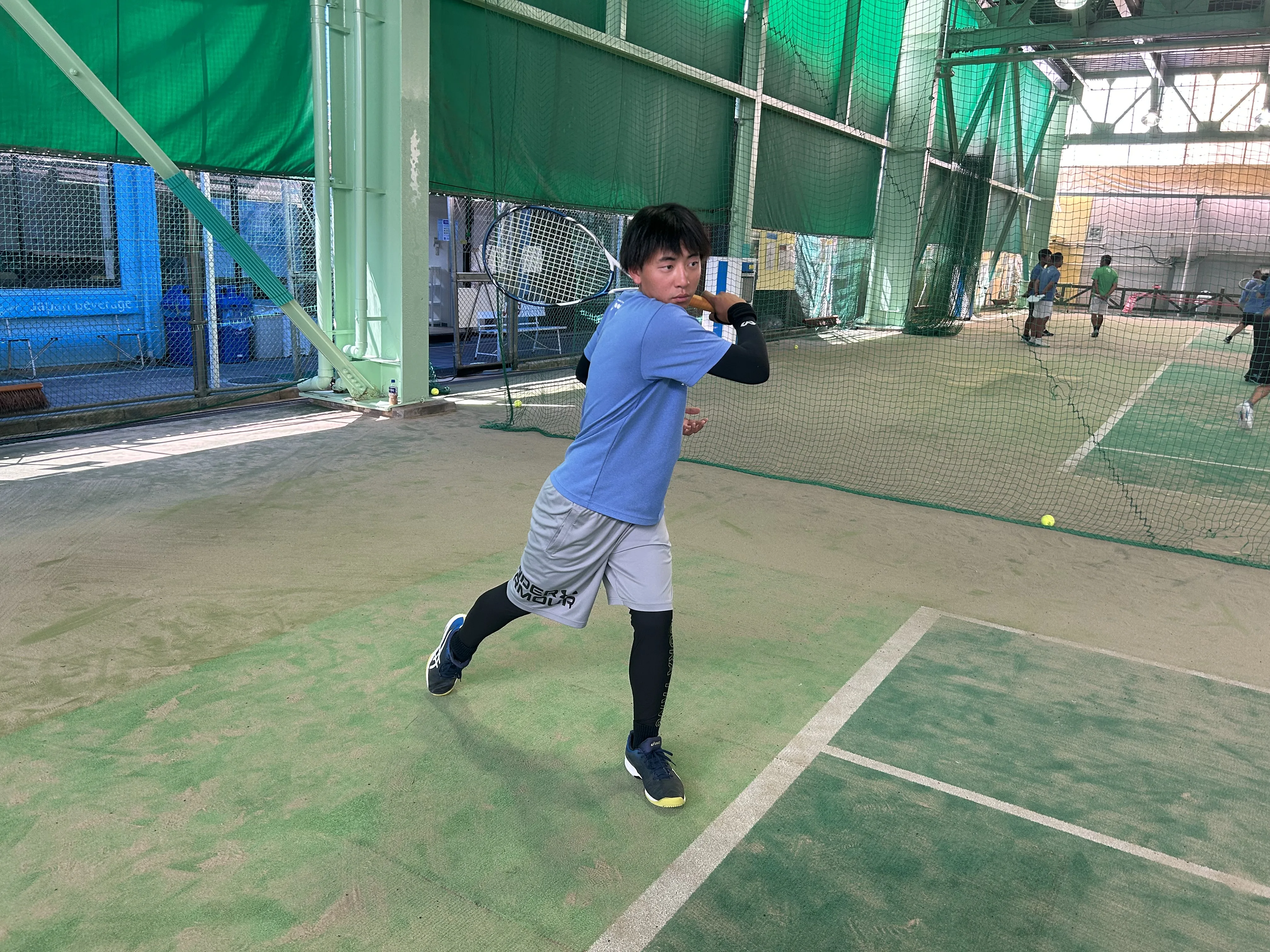 ソフトテニスの前衛がレシーブを打っているところ